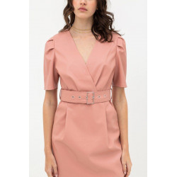 Vestido rosa de piel sintética con cinturón en la cintura