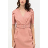 Vestido rosa de piel sintética con cinturón en la cintura