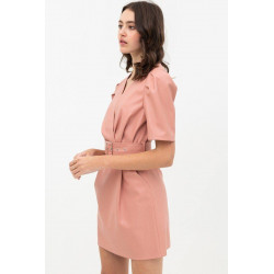 Vestido rosa de piel sintética con cinturón en la cintura
