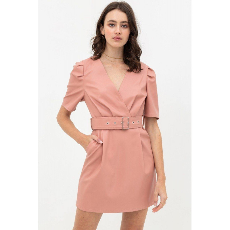 Vestido rosa de piel sintética con cinturón en la cintura