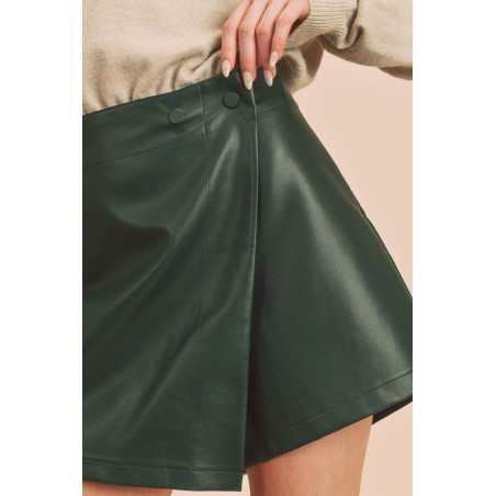 Falda short en cuero vegano