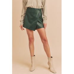 Falda short en cuero vegano